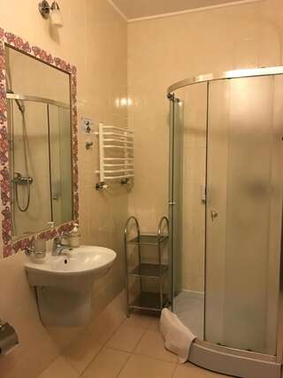 Отель Hotel Leotel Львов Улучшенный трехместный номер-3